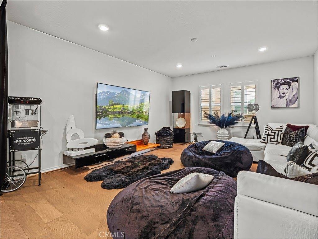 22385 Midtown Court, Saugus, CA 91350