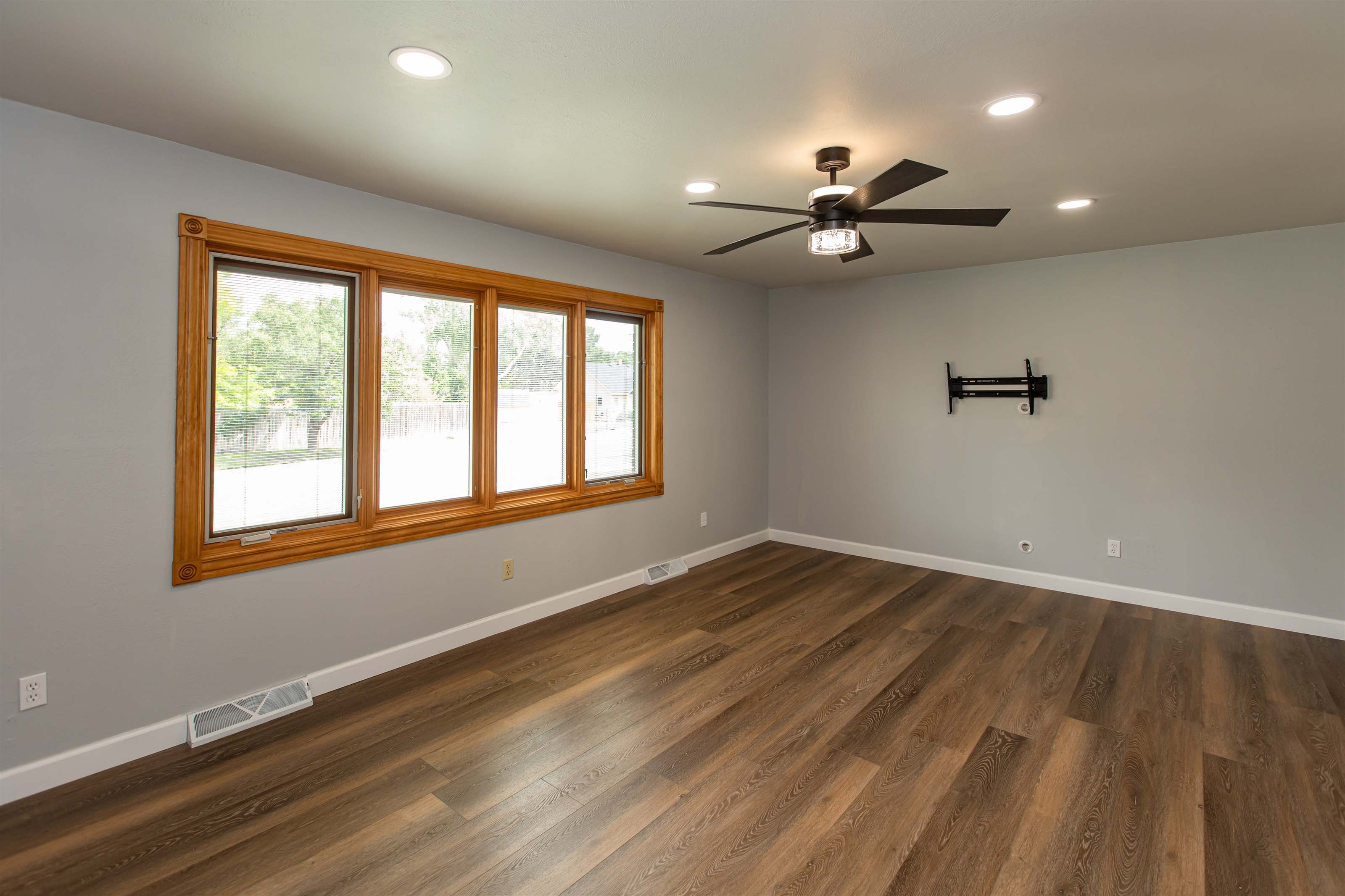 221 3RD St, Elkhart, KS 67950