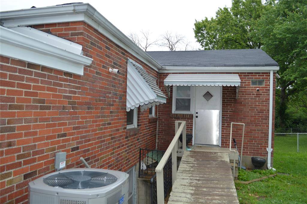 3520 Wismer Road, Breckenridge Hills, MO 63074