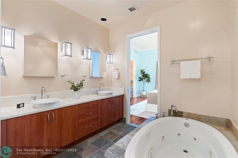 2617 NE 14th Ave, Wilton Manors, FL 33334