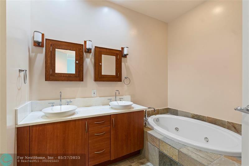 2617 NE 14th Ave, Wilton Manors, FL 33334