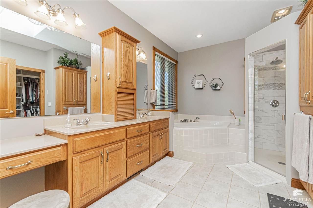 923 T Avenue, Council Grove, KS 66846