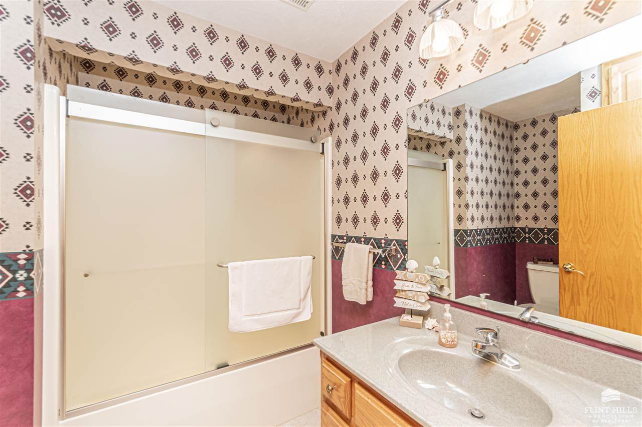 923 T Avenue, Council Grove, KS 66846