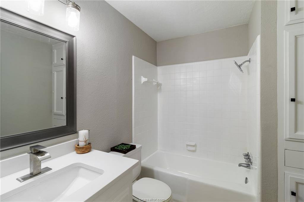 2206 Quail Hollow Drive, Bryan, TX 77802