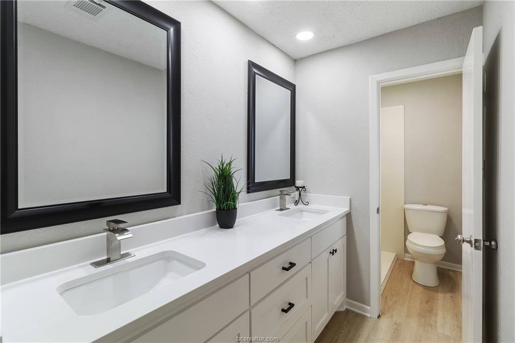 2206 Quail Hollow Drive, Bryan, TX 77802