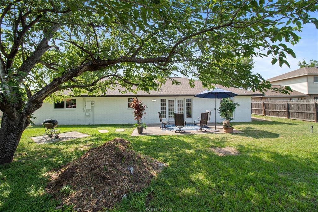 2206 Quail Hollow Drive, Bryan, TX 77802
