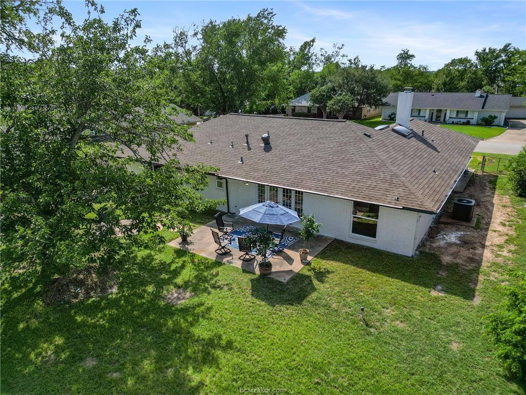 2206 Quail Hollow Drive, Bryan, TX 77802