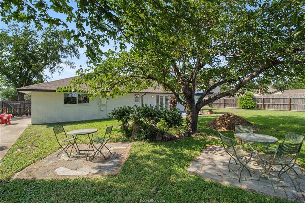 2206 Quail Hollow Drive, Bryan, TX 77802