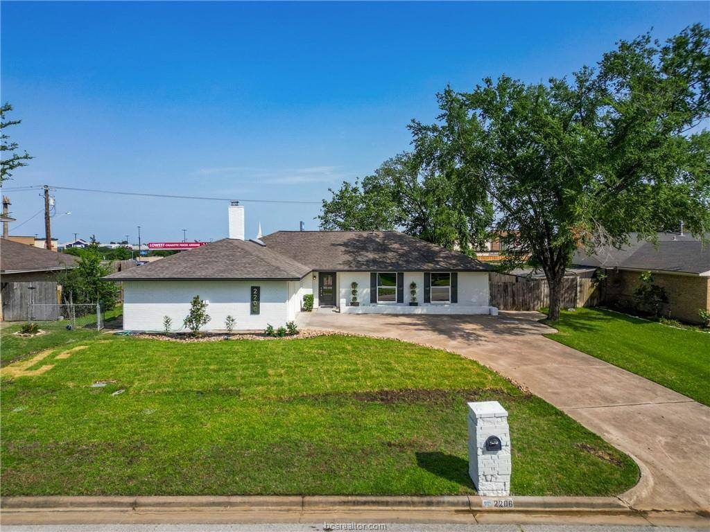 2206 Quail Hollow Drive, Bryan, TX 77802
