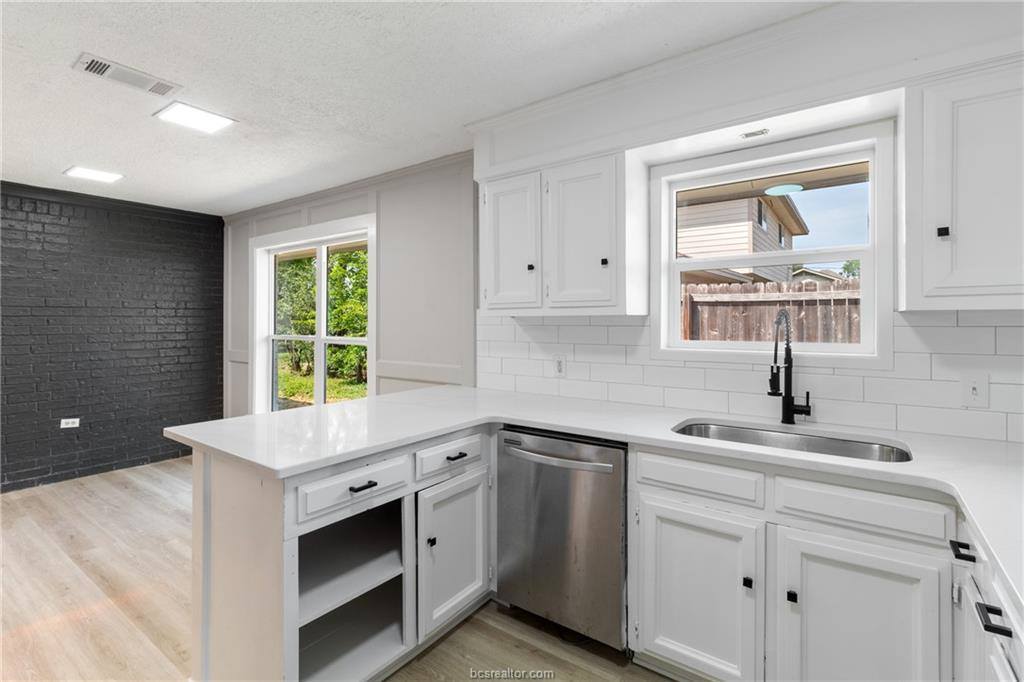 2206 Quail Hollow Drive, Bryan, TX 77802