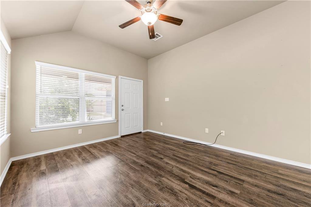 109 Dove Court, Navasota, TX 77868