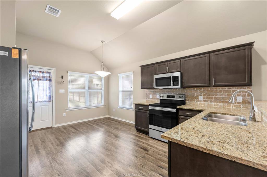 109 Dove Court, Navasota, TX 77868