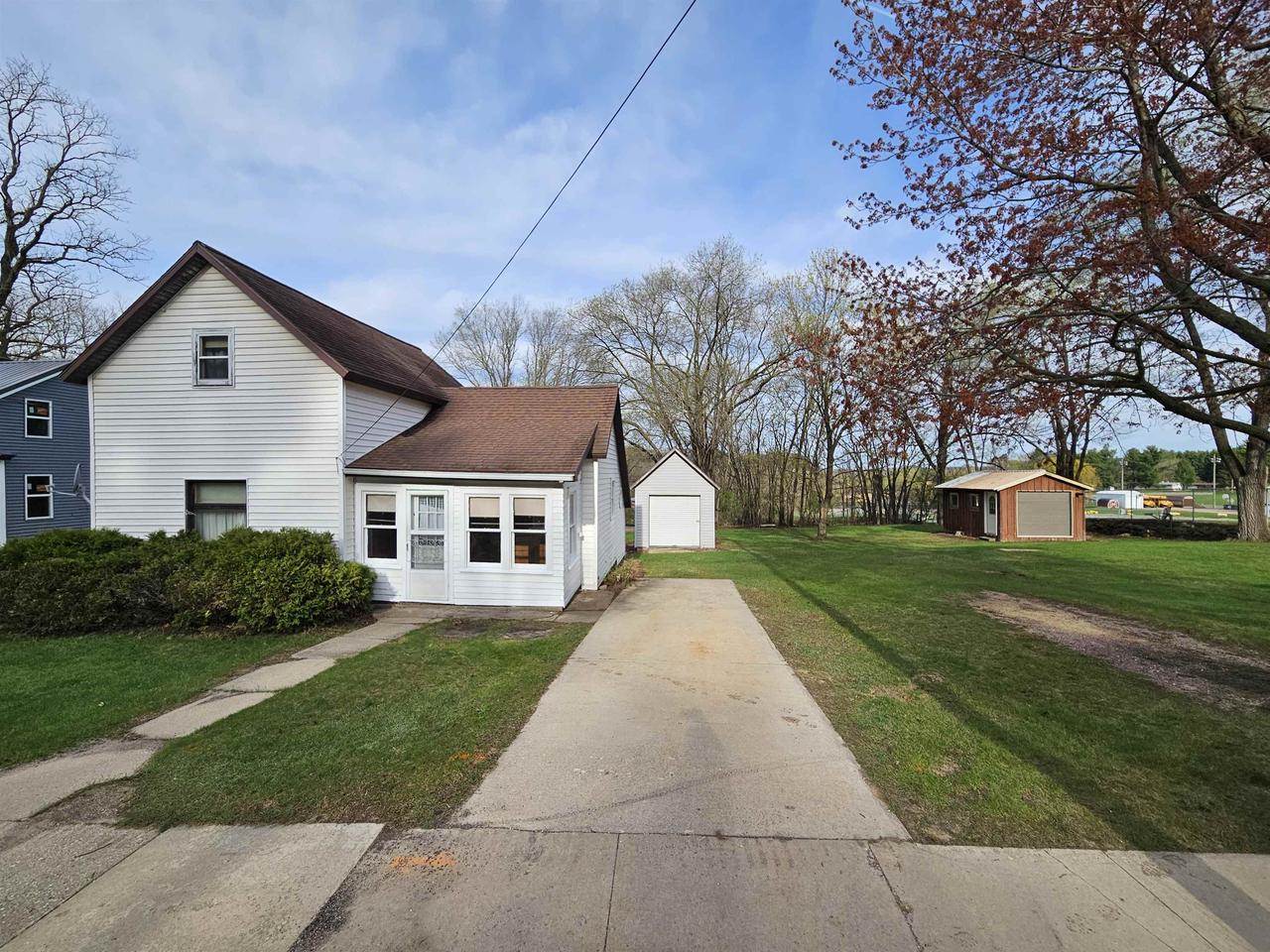 617 center Street, Wonewoc, WI 53968