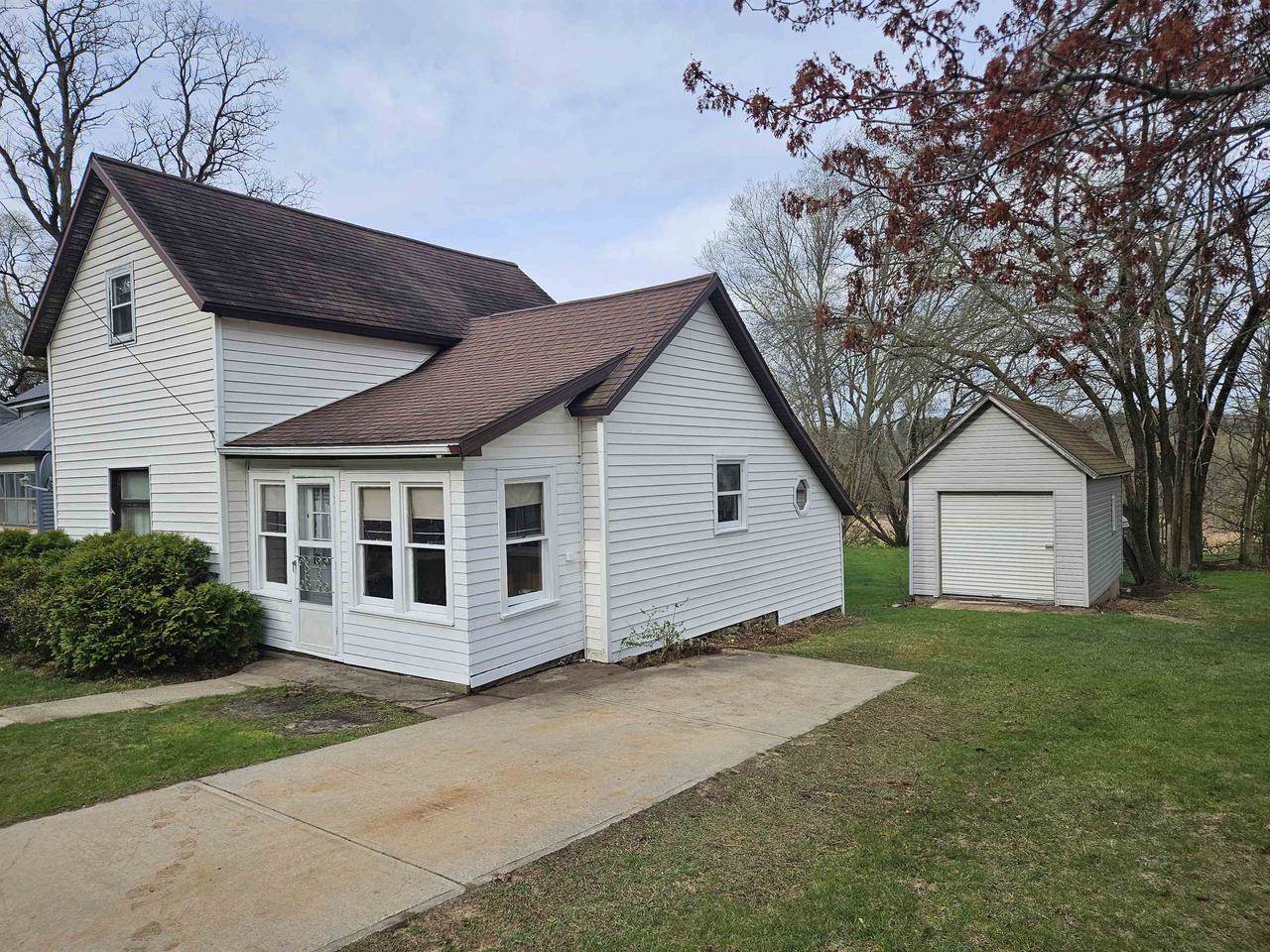 617 center Street, Wonewoc, WI 53968