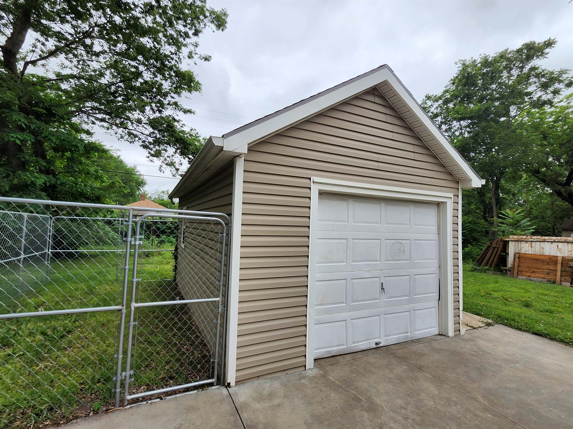 411 North Grove Dr, Wichita, KS 67214