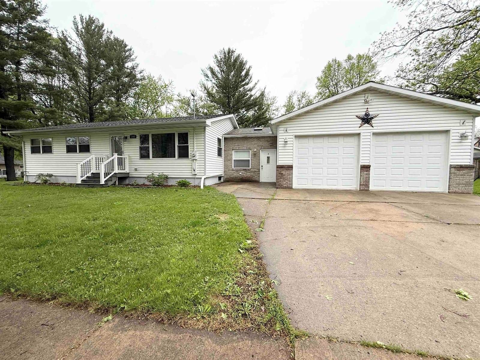 1208 E Blodgett Street, Marshfield, WI 54449