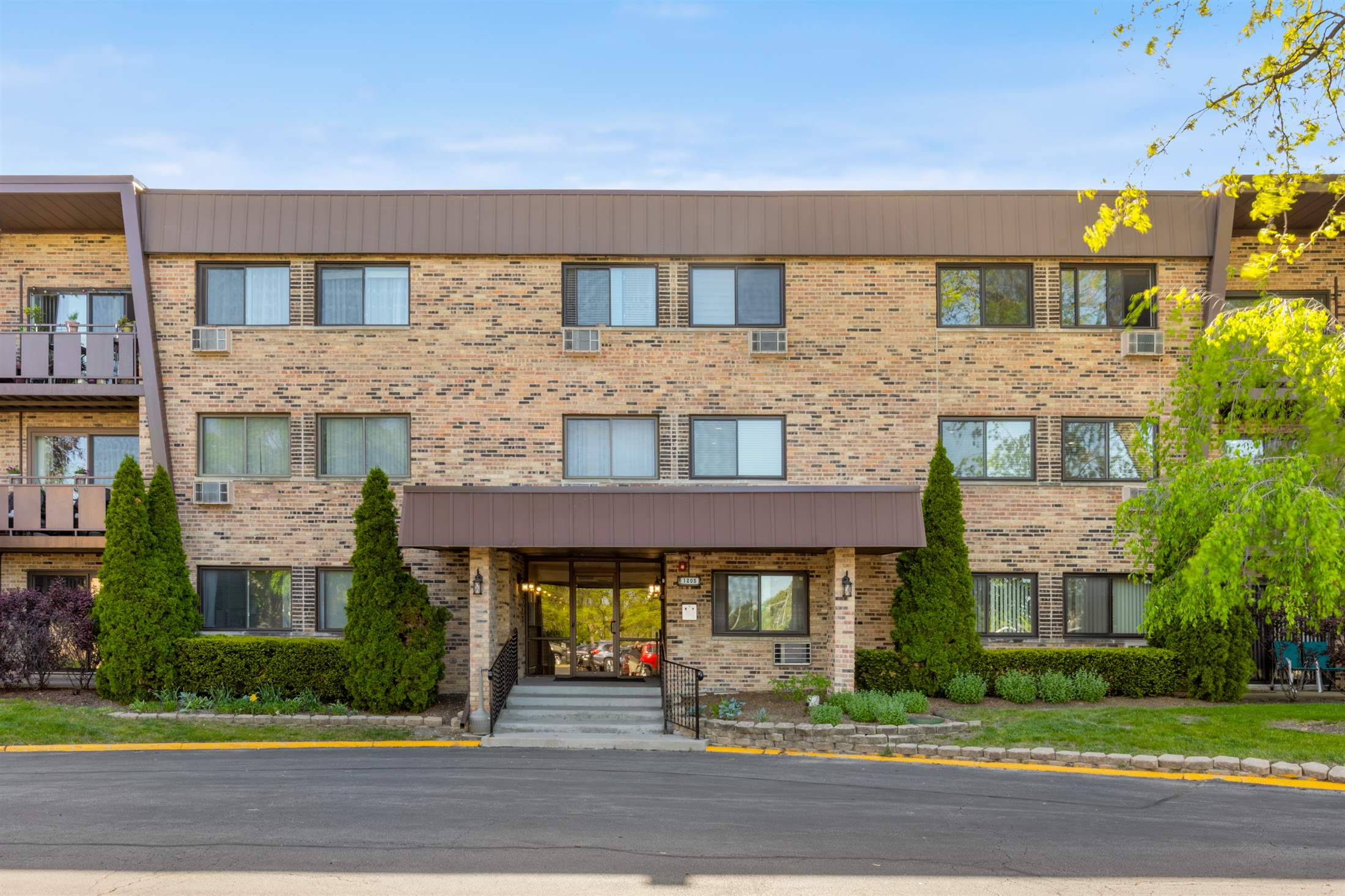 1205 East Hintz Road, #212, Arlington Heights, IL 60004