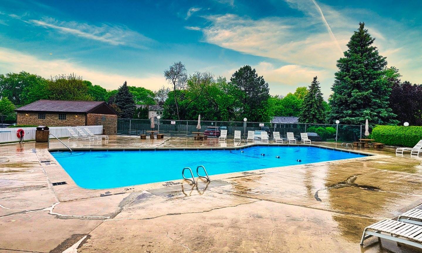 1205 East Hintz Road, #212, Arlington Heights, IL 60004