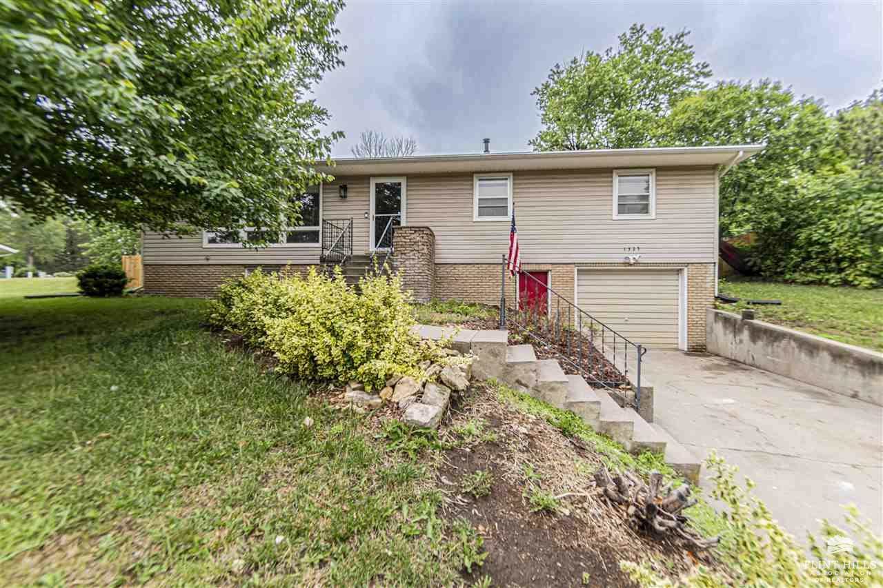 1325 Goodin Drive, Clay Center, KS 67432