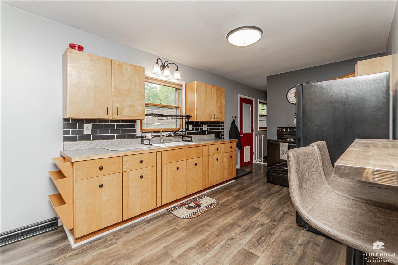 1325 Goodin Drive, Clay Center, KS 67432