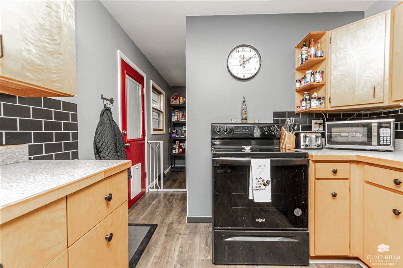 1325 Goodin Drive, Clay Center, KS 67432