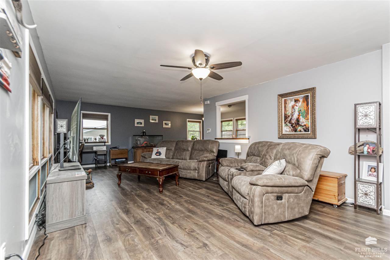 1325 Goodin Drive, Clay Center, KS 67432