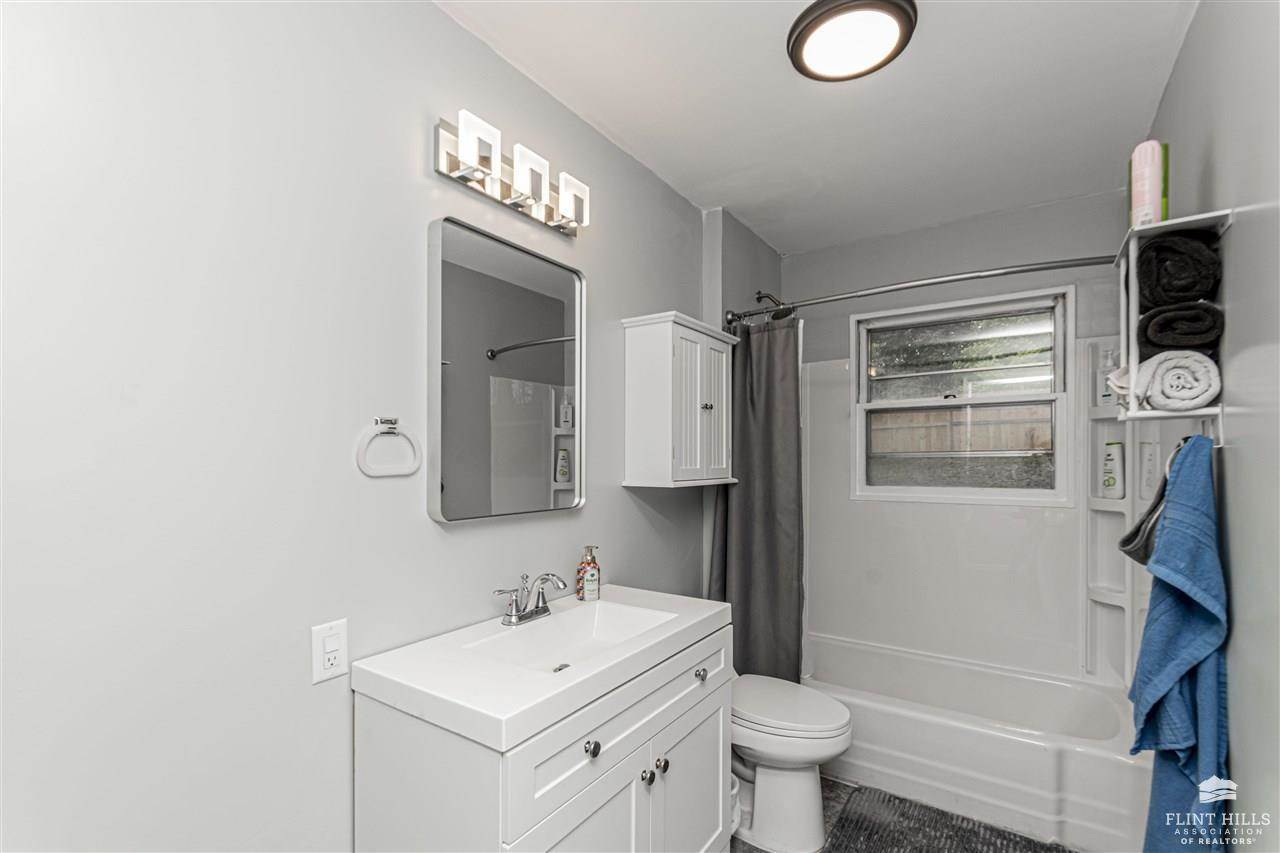 1325 Goodin Drive, Clay Center, KS 67432