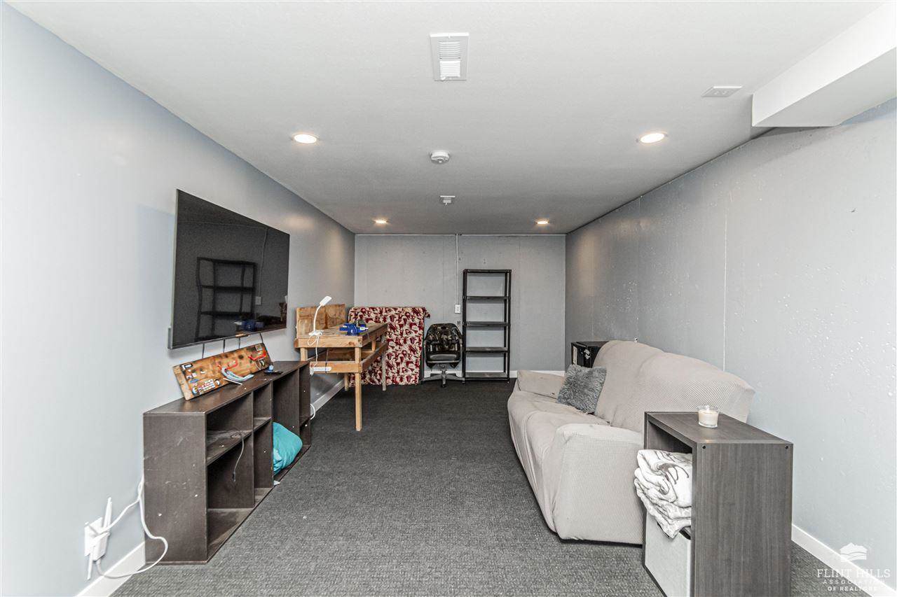 1325 Goodin Drive, Clay Center, KS 67432