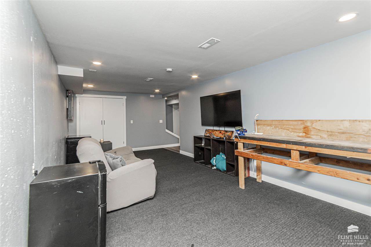 1325 Goodin Drive, Clay Center, KS 67432