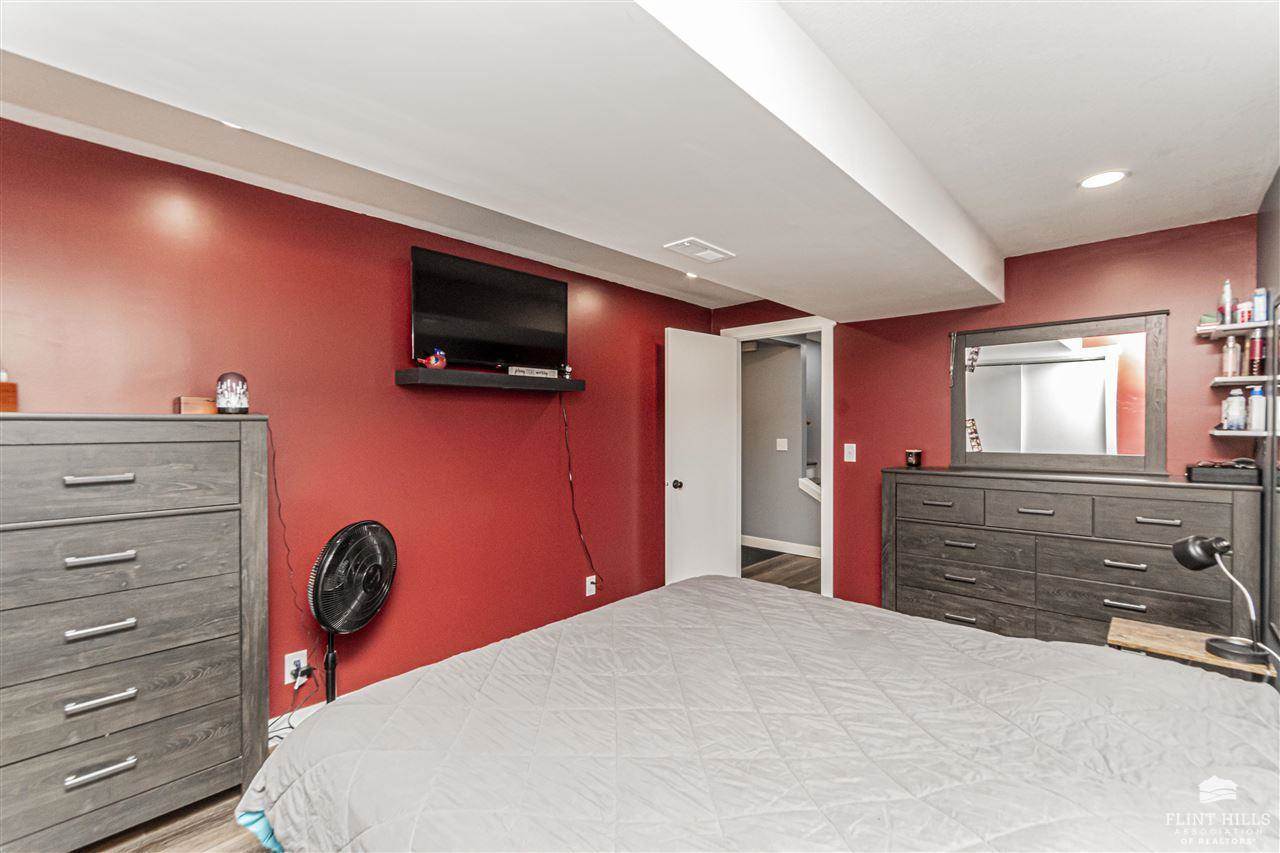 1325 Goodin Drive, Clay Center, KS 67432