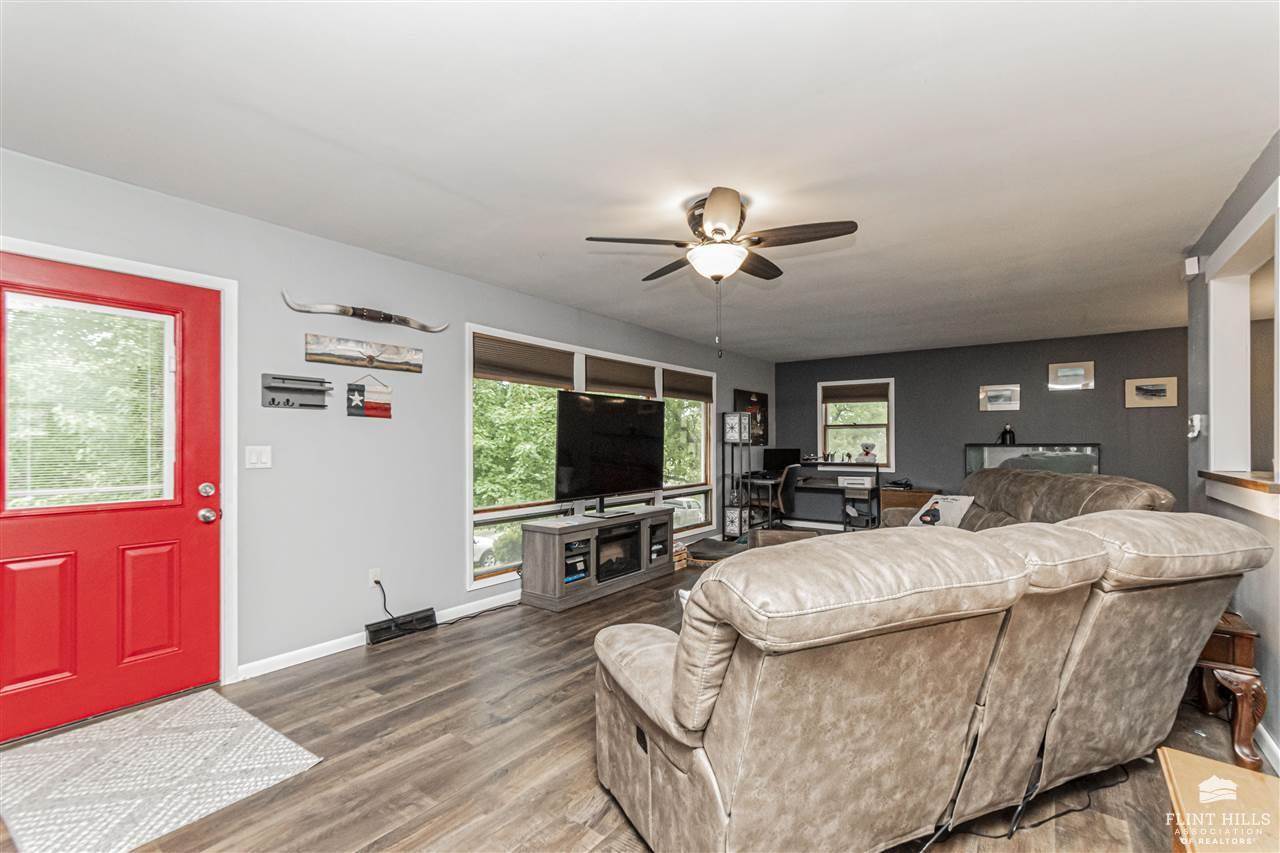 1325 Goodin Drive, Clay Center, KS 67432