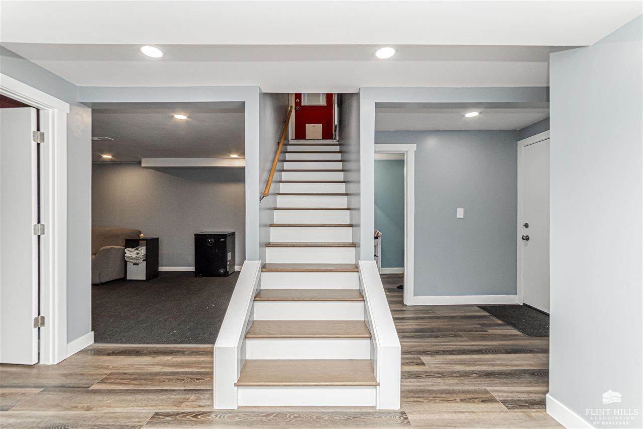 1325 Goodin Drive, Clay Center, KS 67432