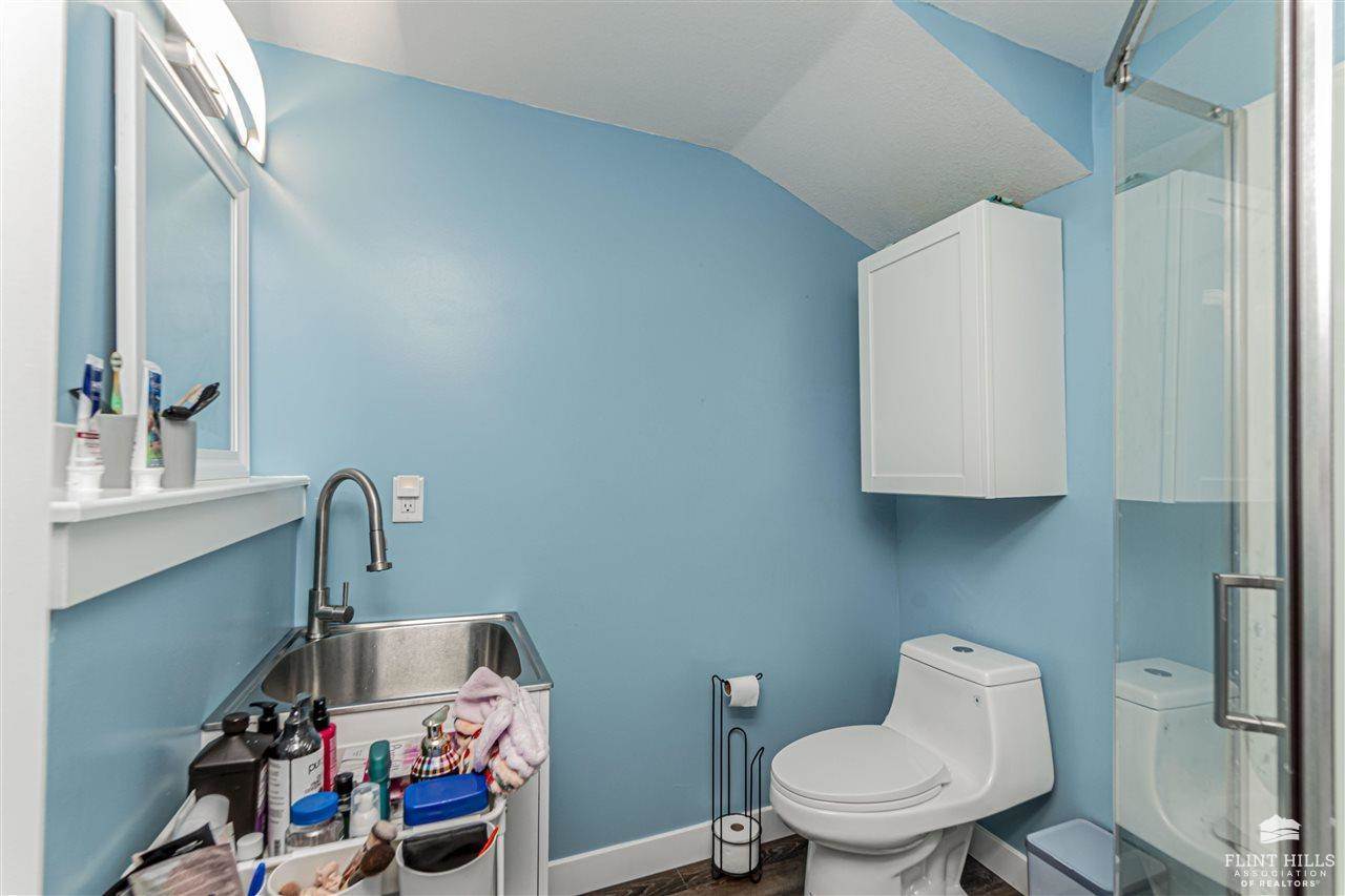 1325 Goodin Drive, Clay Center, KS 67432