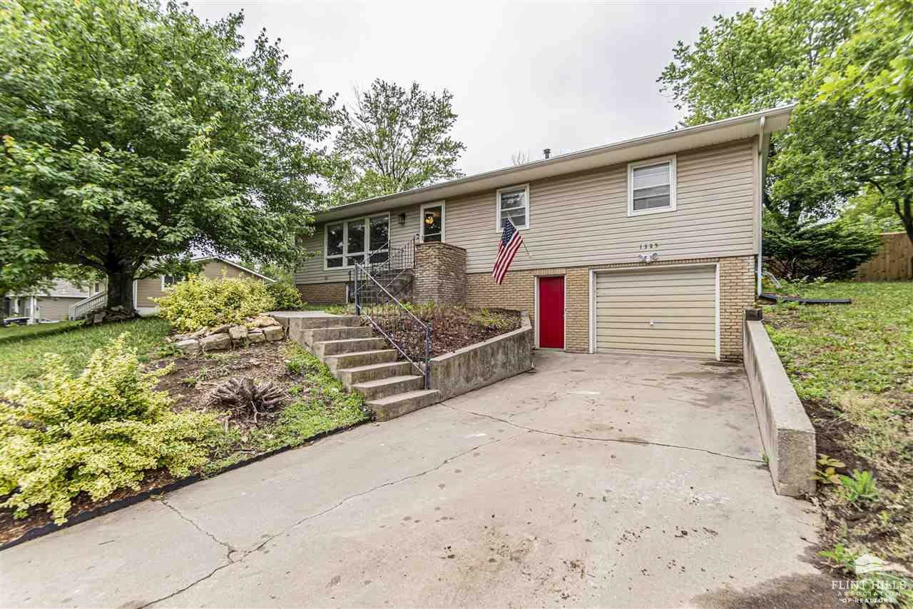 1325 Goodin Drive, Clay Center, KS 67432
