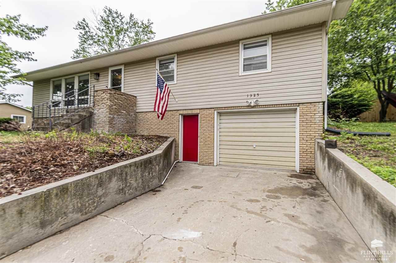 1325 Goodin Drive, Clay Center, KS 67432