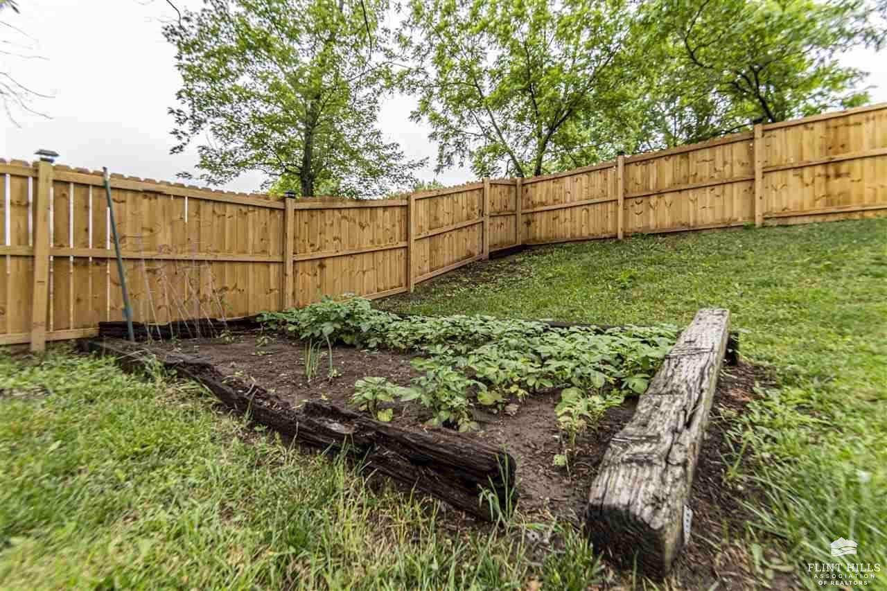 1325 Goodin Drive, Clay Center, KS 67432