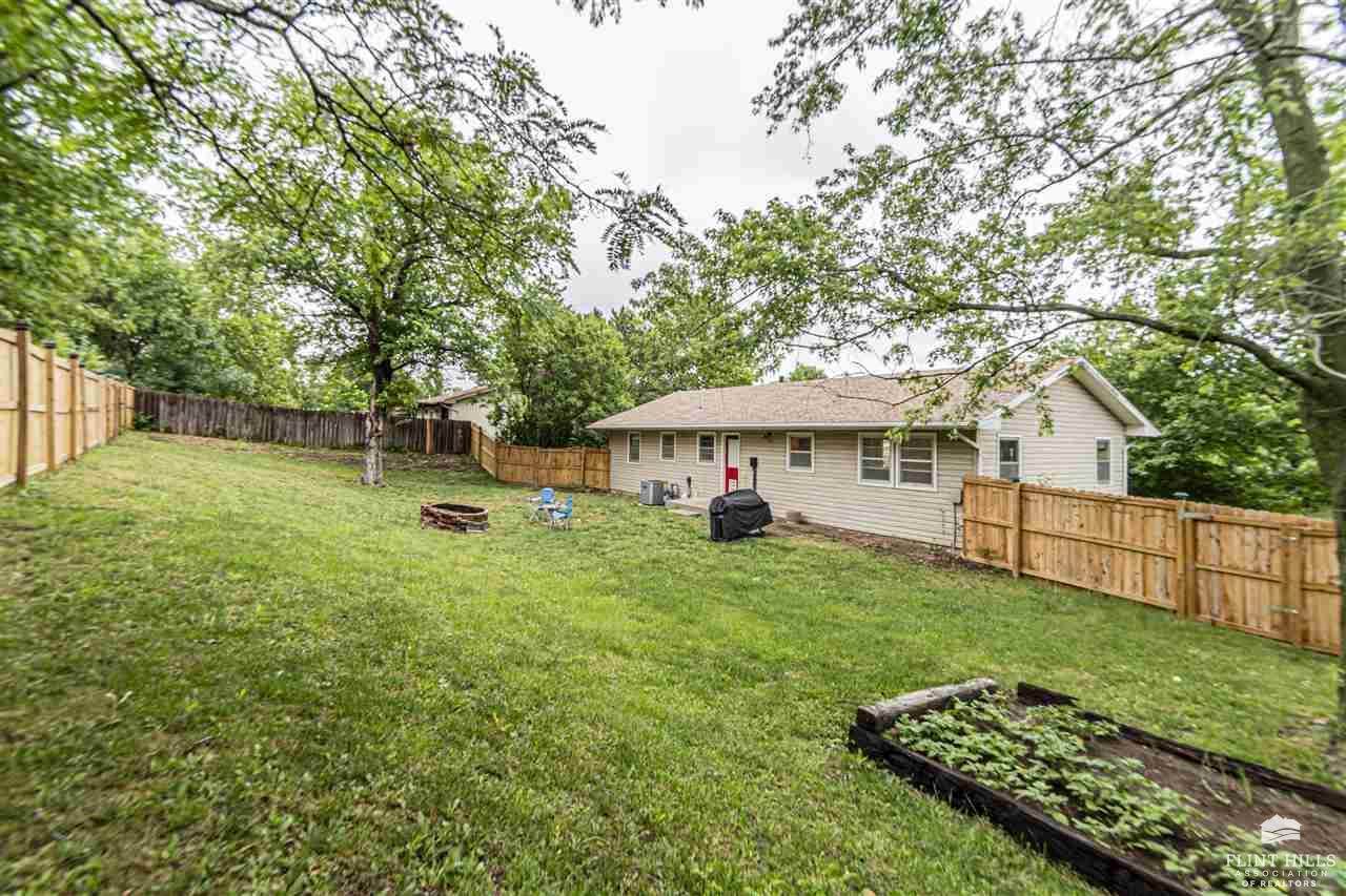 1325 Goodin Drive, Clay Center, KS 67432