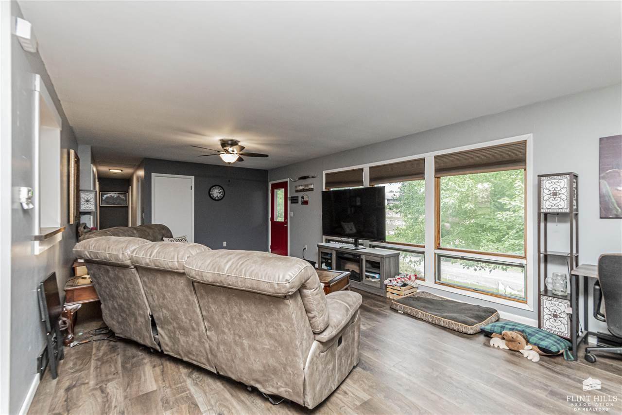 1325 Goodin Drive, Clay Center, KS 67432