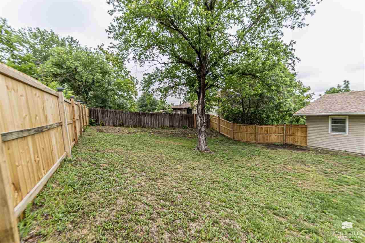 1325 Goodin Drive, Clay Center, KS 67432