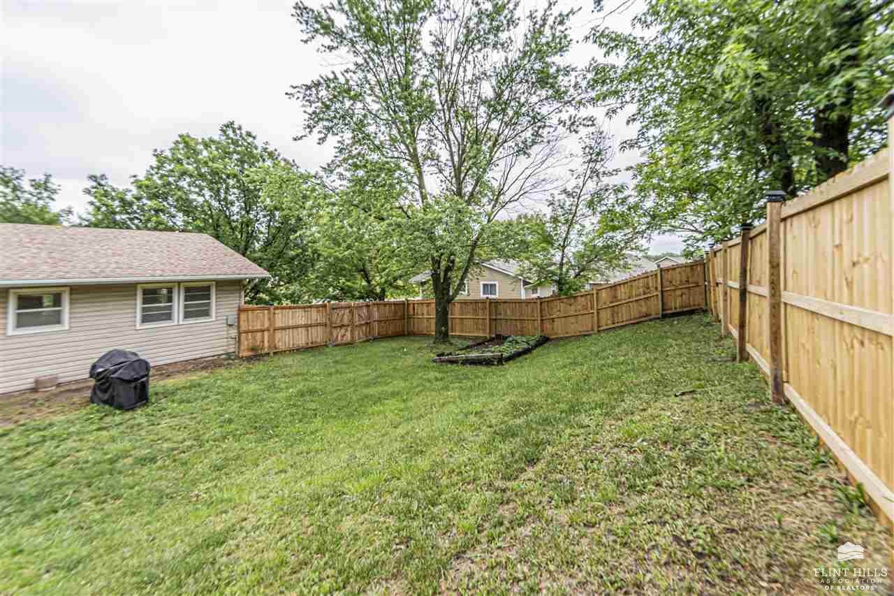 1325 Goodin Drive, Clay Center, KS 67432