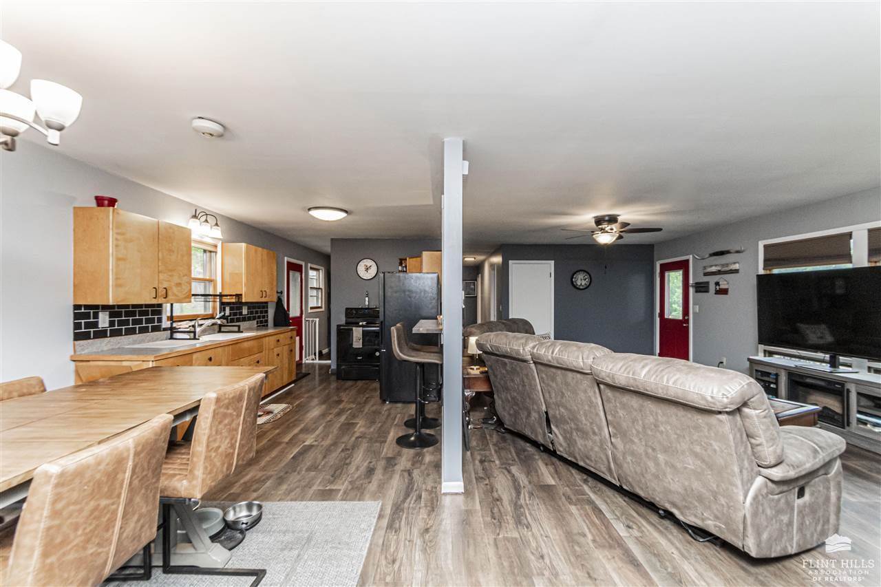 1325 Goodin Drive, Clay Center, KS 67432