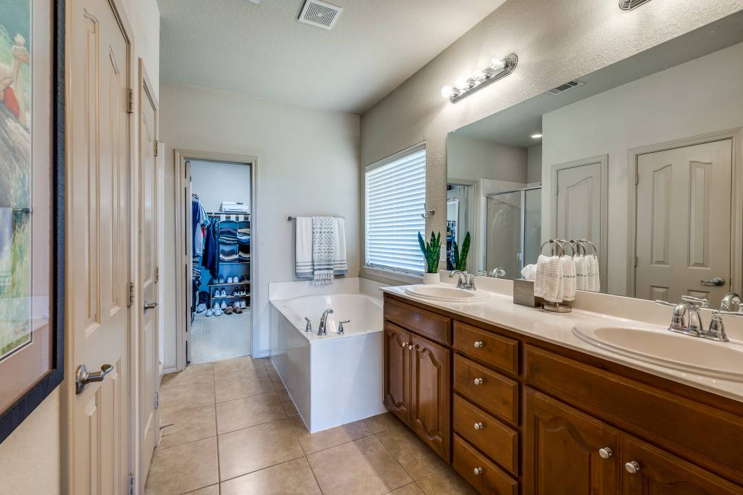 6620 Friendsway Drive, Fort Worth, TX 76137