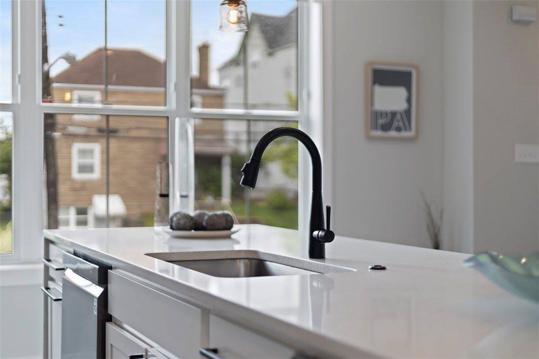 325 Augusta St, Mt Washington, PA 15211