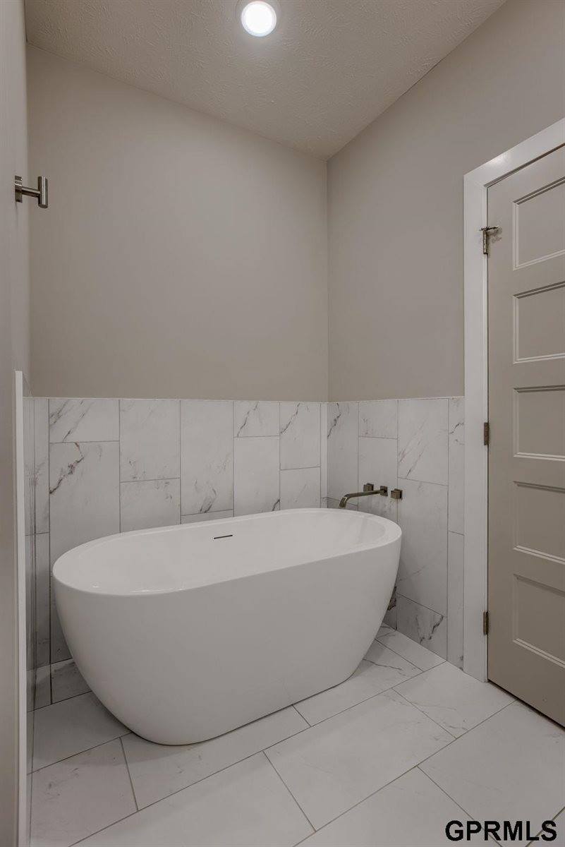 10014 South 180 Avenue Circle, Omaha, NE 68136