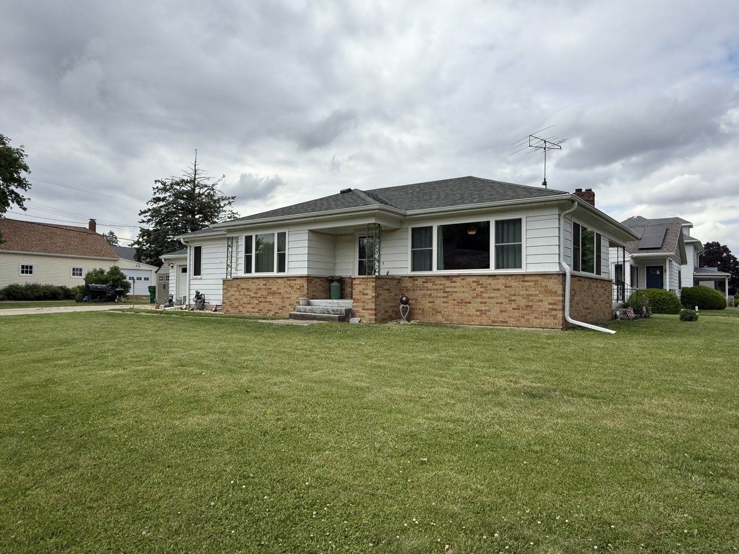 612 South 1st Avenue, Forreston, IL 61030