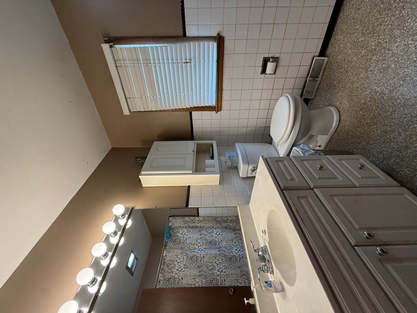 612 South 1st Avenue, Forreston, IL 61030