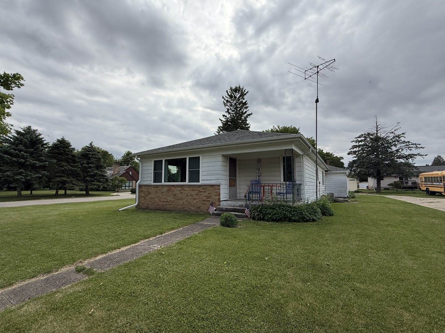 612 South 1st Avenue, Forreston, IL 61030