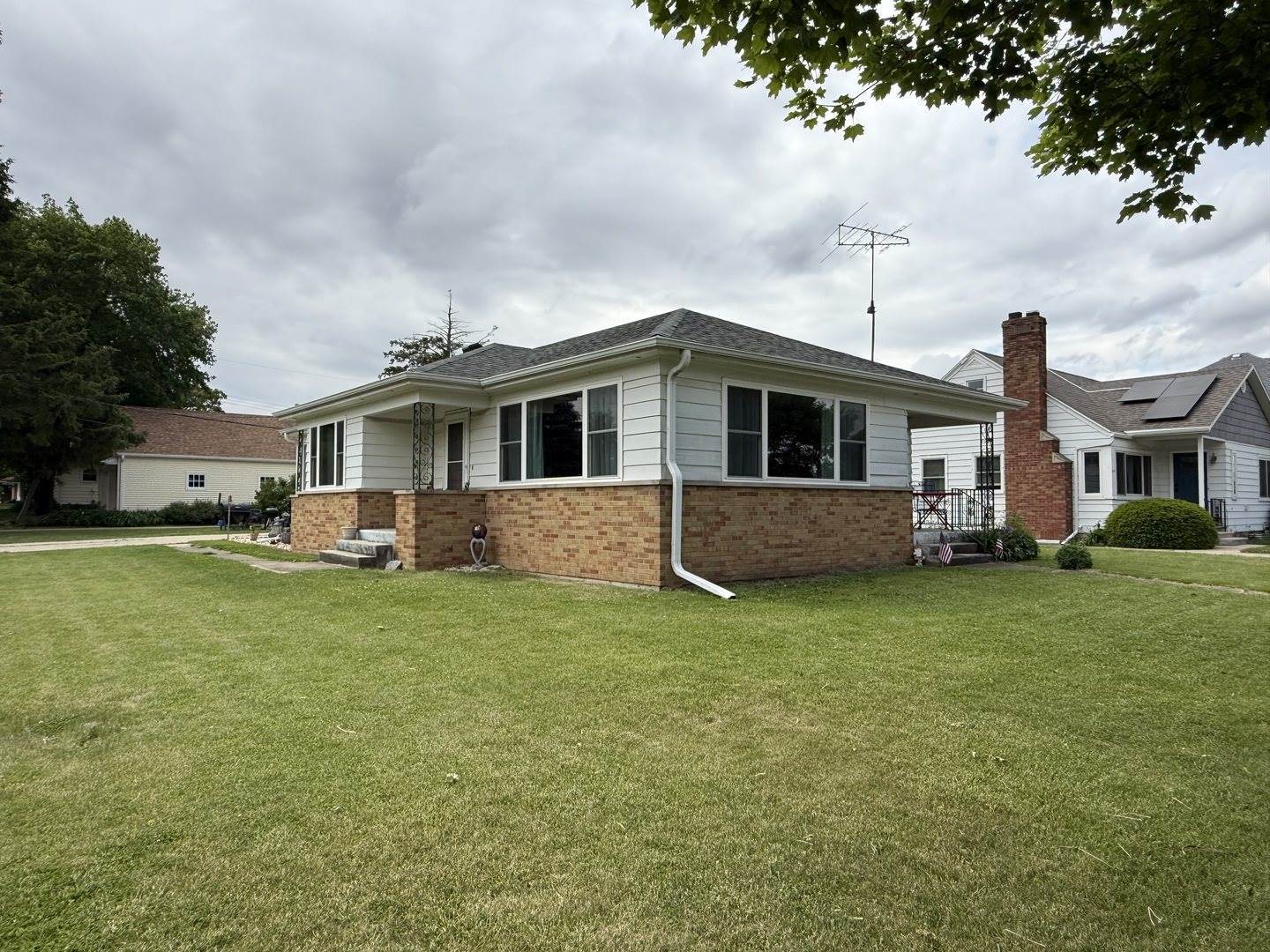 612 South 1st Avenue, Forreston, IL 61030