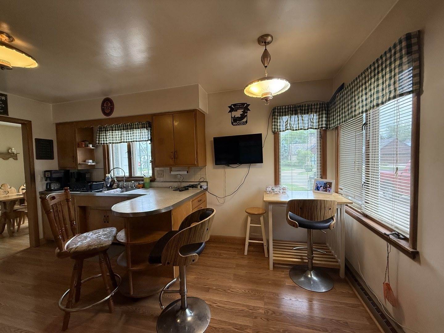 612 South 1st Avenue, Forreston, IL 61030