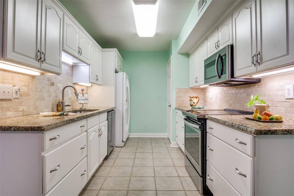 1112 Forest Creek Street, Benbrook, TX 76126